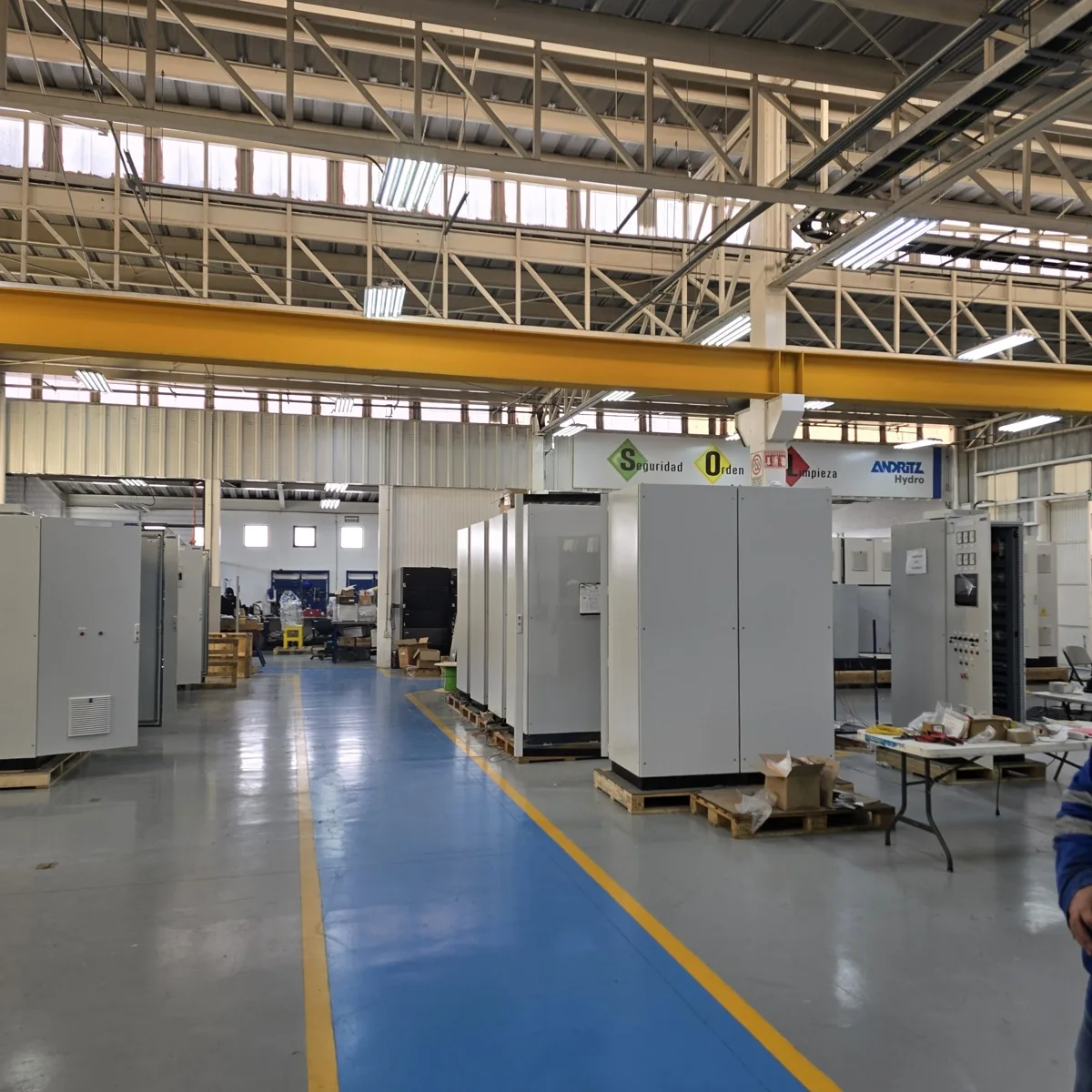 Interior de instalación industrial atendida